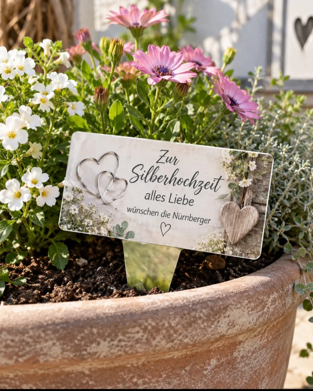Aluminiumplatte als Erdstecker mit der Aufschrift Zur Silberhochzeit alles Liebe in einem bepflanzten Blumentopf